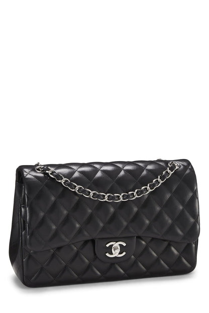 Chanel, sac à main jumbo à double rabat en cuir d'agneau matelassé noir d'occasion, noir