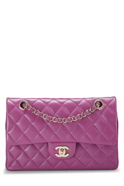 Chanel, Petit sac à rabat classique en cuir d'agneau matelassé violet d'occasion, violet