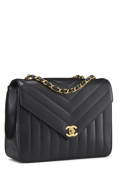 Chanel, Sobre pequeño con solapa en chevron de piel de cordero negra Pre-Loved, Negro