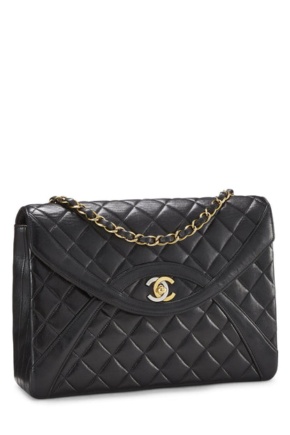 Chanel, sac à rabat moyen en cuir d'agneau matelassé noir d'occasion Paris Limited, noir