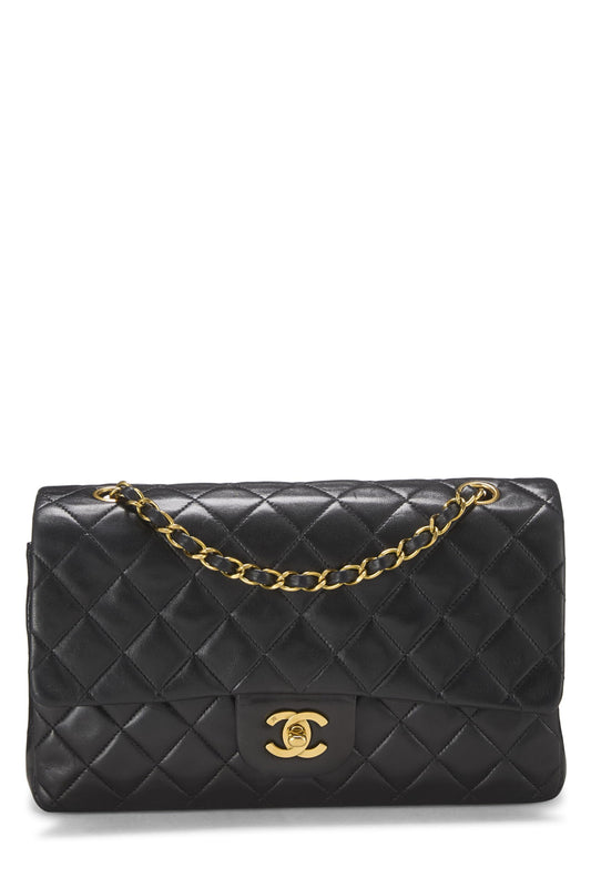 Chanel, sac à main classique à double rabat en cuir d'agneau matelassé noir de taille moyenne, noir