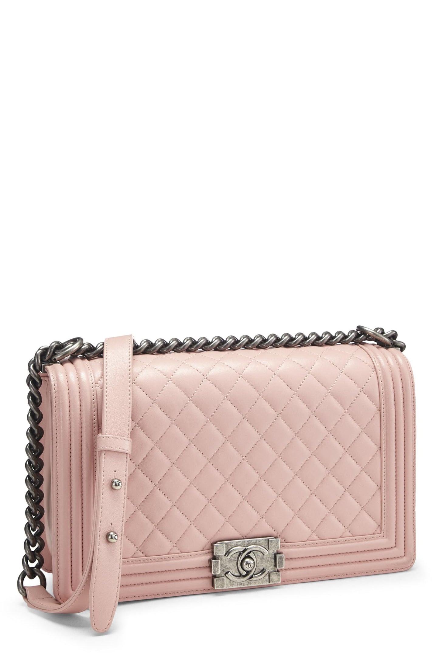 Chanel, sac Boy en cuir de veau matelassé rose d'occasion, grand modèle, rose