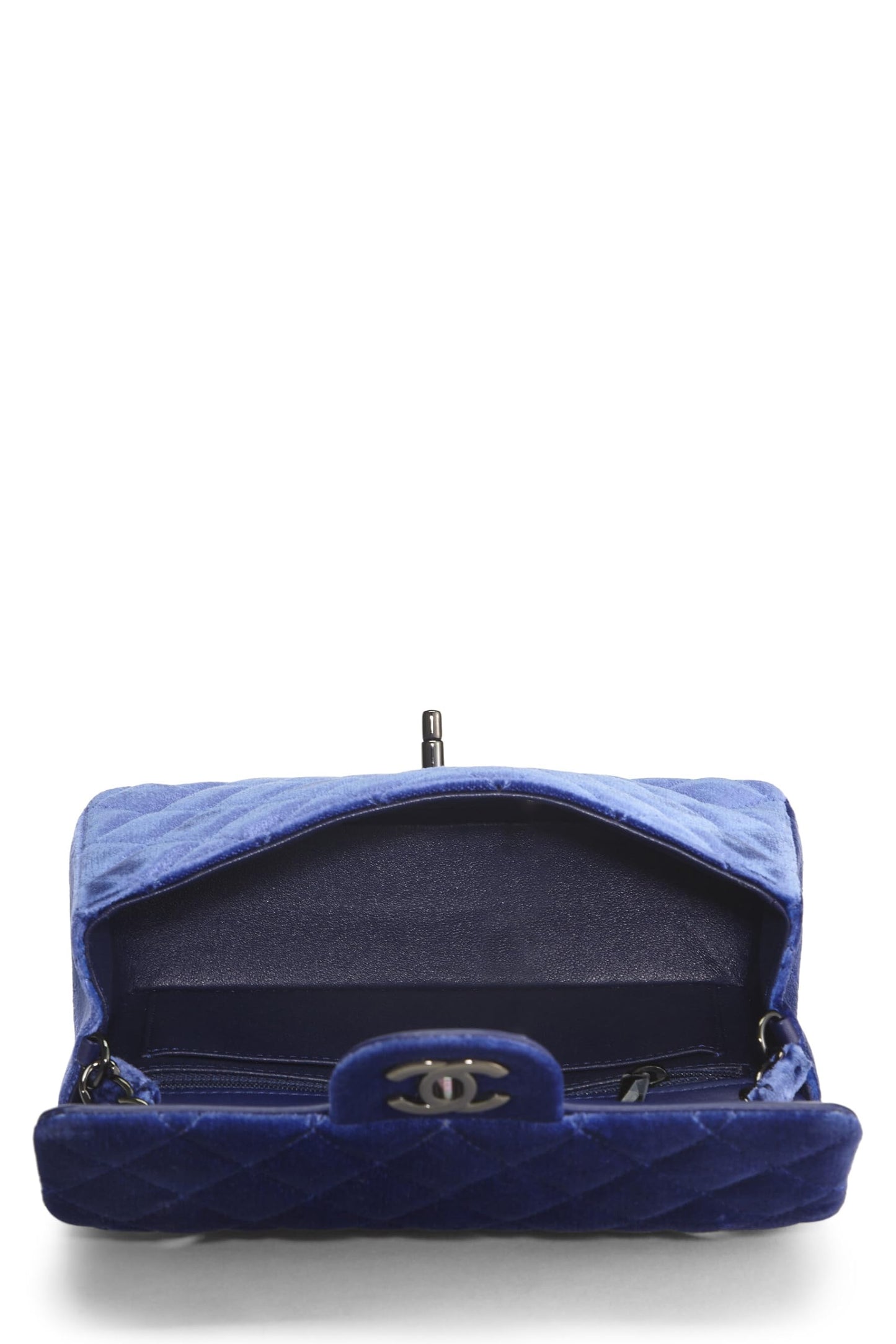 Chanel, Mini con solapa rectangular de terciopelo morado Pre-Loved, azul marino