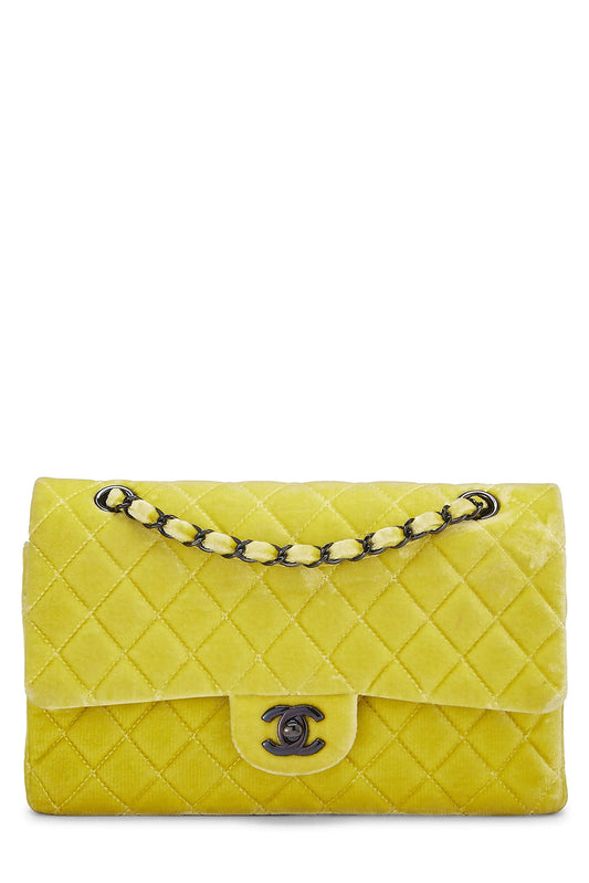 Chanel, sac à rabat double classique en velours matelassé jaune d'occasion, taille M, jaune