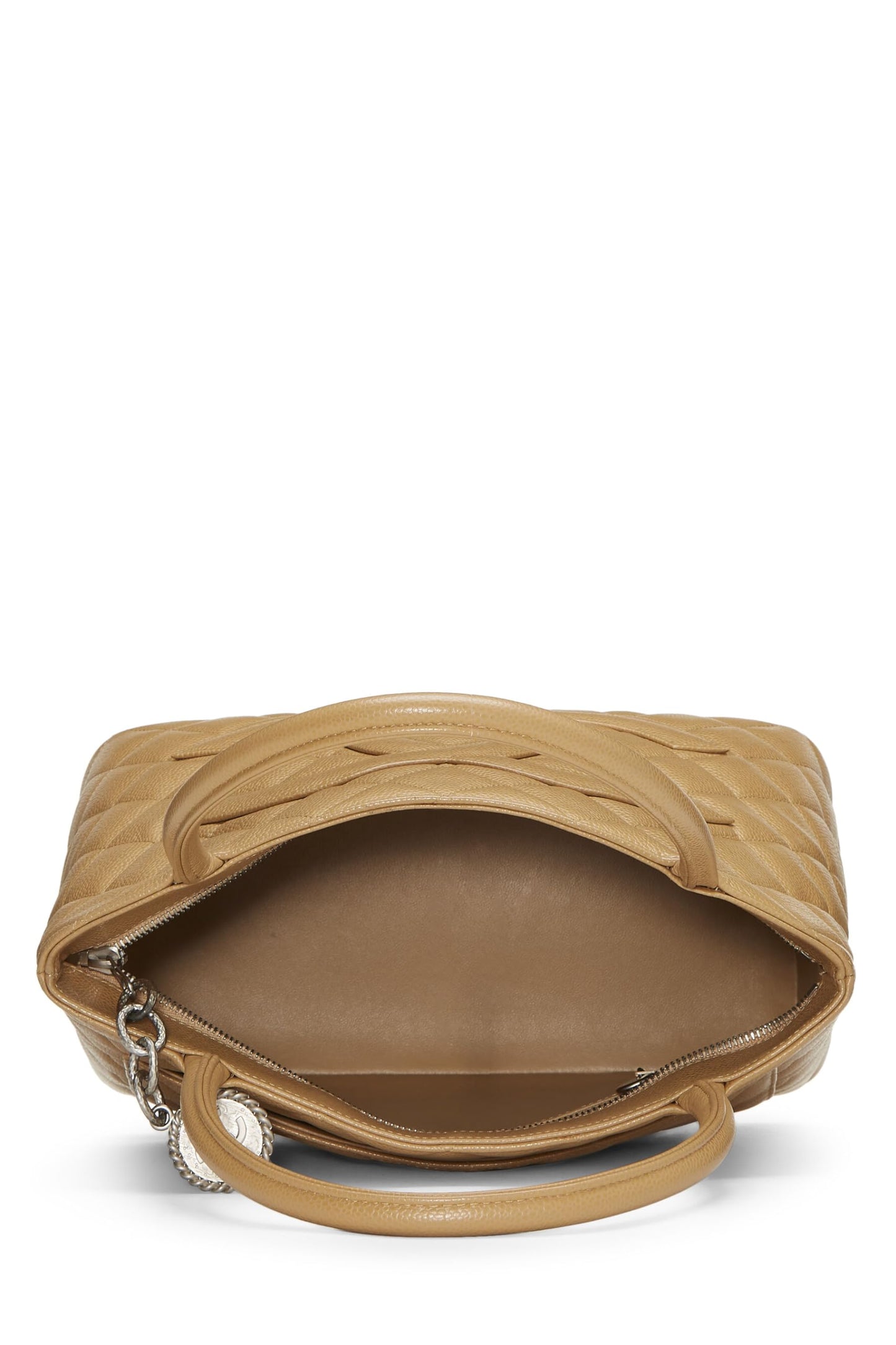 Chanel, sac fourre-tout matelassé à médaillon en caviar beige d'occasion, beige