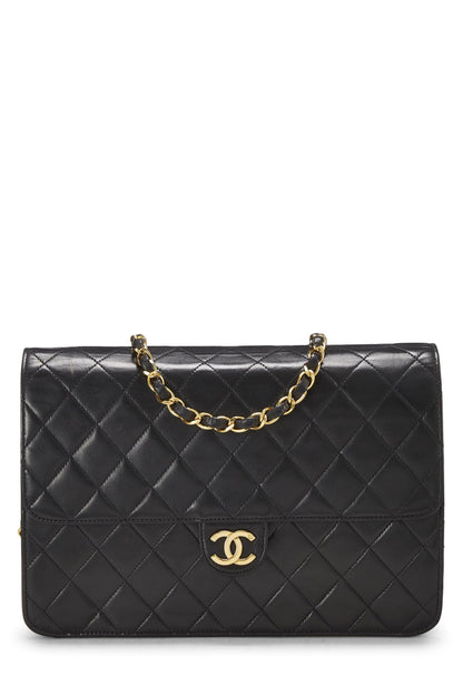 Chanel, sac à rabat matelassé en cuir d'agneau noir de taille moyenne, d'occasion, noir