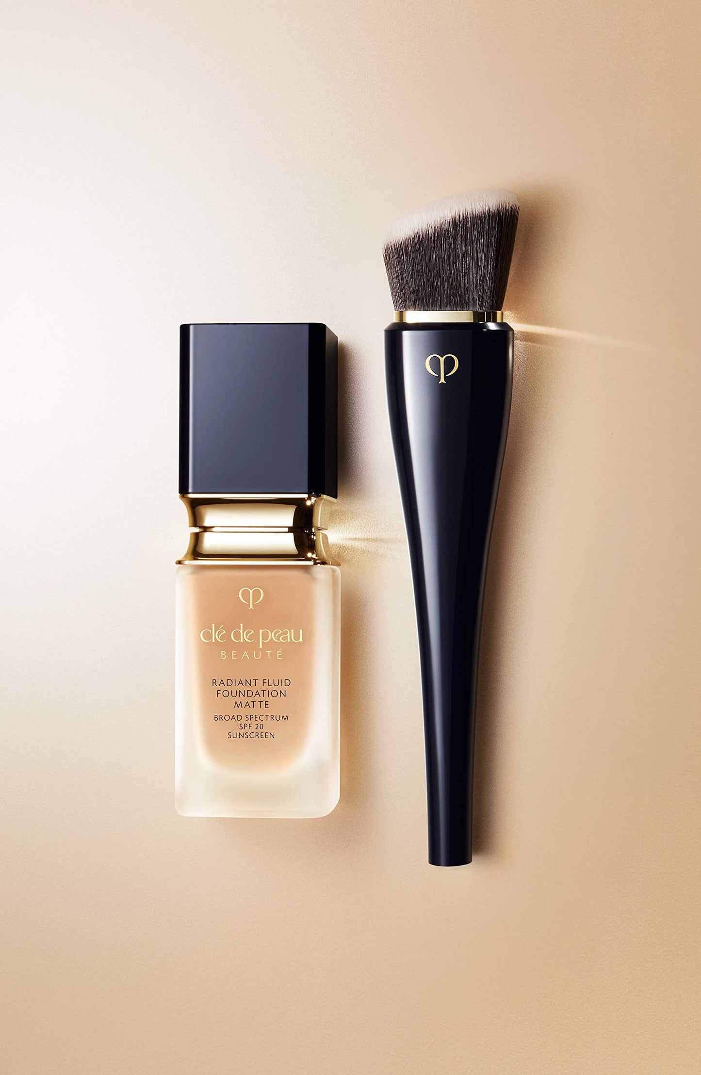 Clé de Peau Beauté, Brocha para base de maquillaje de alta cobertura