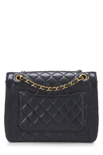 Chanel, Petit sac à rabat double en cuir d'agneau matelassé noir Paris Limited, d'occasion, bleu marine