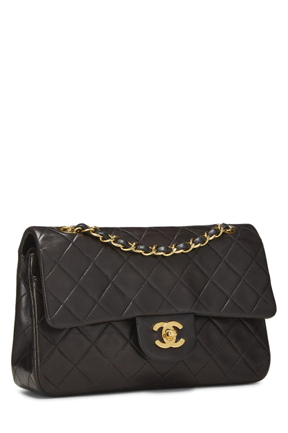 Chanel, Solapa doble clásica de piel de cordero acolchada negra Pre-Loved pequeña, Negro