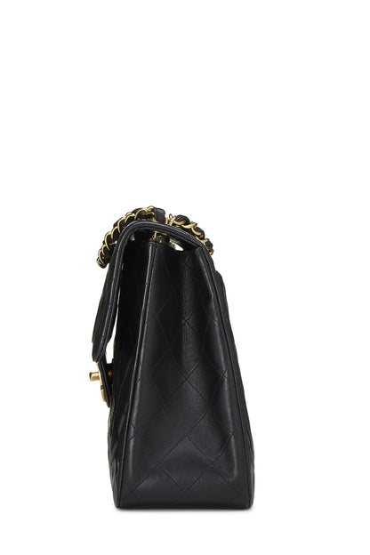 Chanel, Maxi sac à rabat demi-longueur en cuir d'agneau matelassé noir d'occasion, noir