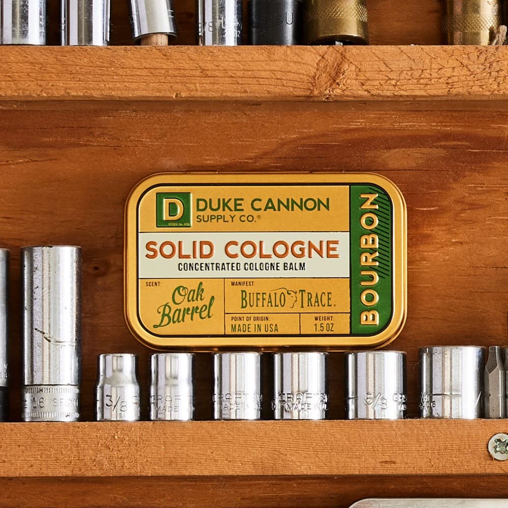 Colonia sólida para hombres Duke Cannon - Bourbon | Bálsamo de colonia concentrado | Elaborado con ingredientes naturales y orgánicos | Aroma a barrica de roble amaderado | Lata apta para viajes | 1,5 oz