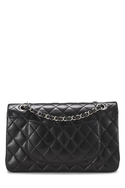 Chanel, sac à main classique à double rabat en cuir d'agneau matelassé noir de taille moyenne, noir