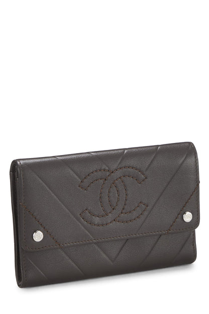 Chanel, portefeuille Chevron en cuir de veau marron d'occasion, marron