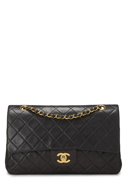 Chanel, sac à main classique à double rabat en cuir d'agneau matelassé noir de taille moyenne, noir