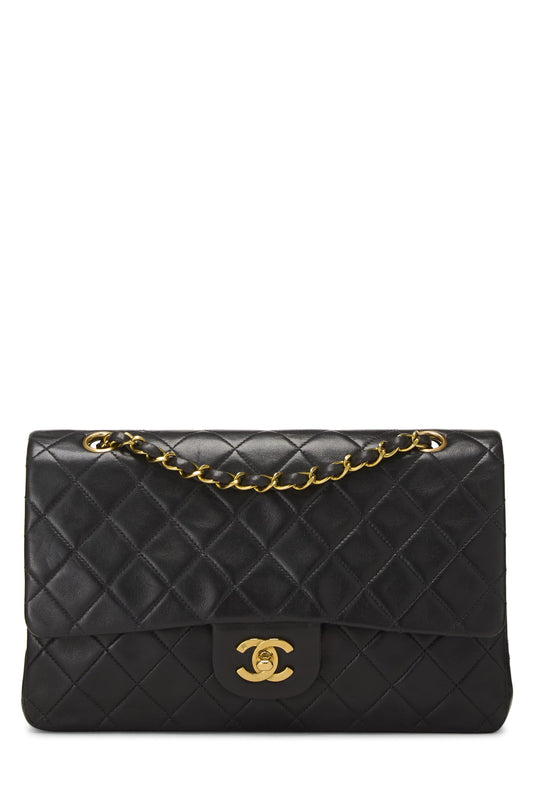 Chanel, sac à main classique à double rabat en cuir d'agneau matelassé noir de taille moyenne, noir