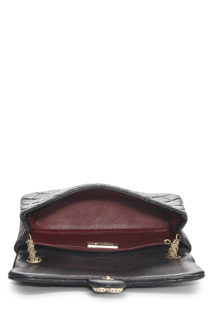 Chanel, Solapa de perlas Westminster de piel de cordero acolchada negra Pre-Loved, Negro