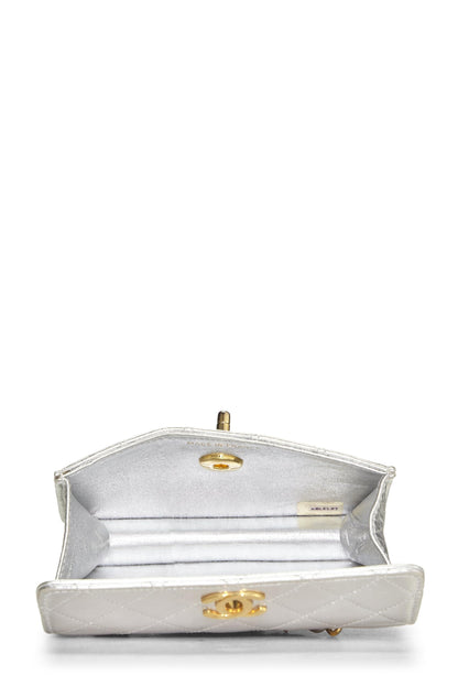 Chanel, sac à main à rabat en cuir d'agneau métallisé argenté d'occasion, micro, argent