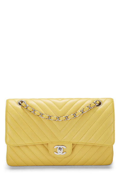 Chanel, sac à main classique à double rabat en cuir d'agneau à chevrons jaune d'occasion, taille M, jaune