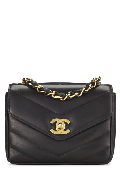 Chanel, Mini sobre con solapa de piel de cordero en chevron negro Pre-Loved, Negro