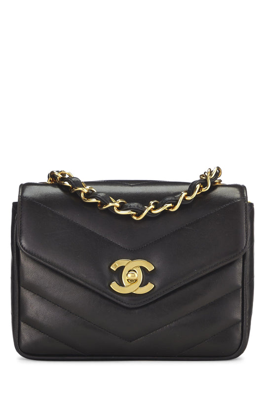 Chanel, Mini-sac enveloppe à rabat en cuir d'agneau à chevrons noir d'occasion, noir