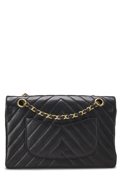 Chanel, sac à main classique à double rabat en cuir d'agneau à chevrons noir de taille moyenne, noir