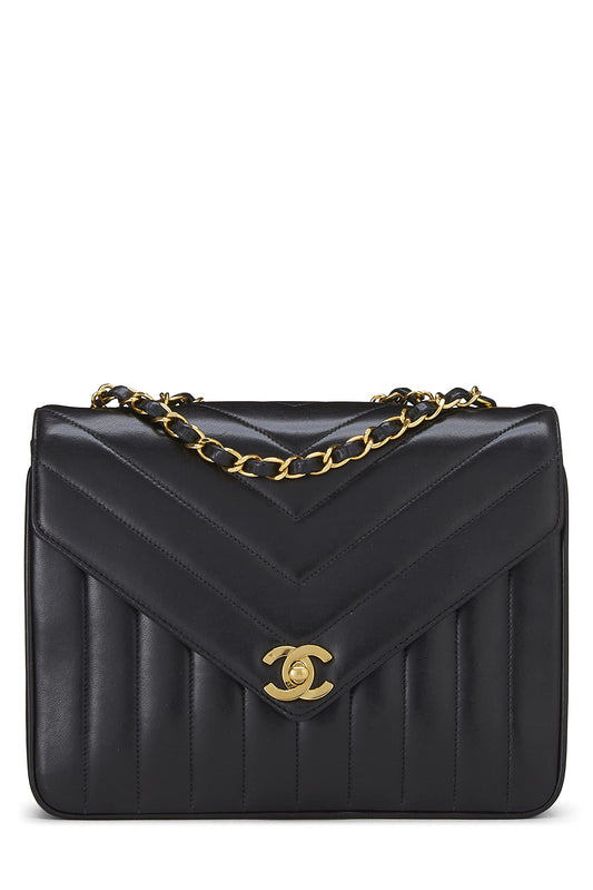 Chanel, petite enveloppe à rabat en cuir d'agneau noir à chevrons d'occasion, noir