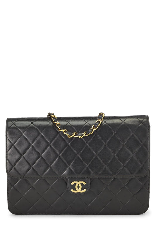 Chanel, sac à rabat matelassé en cuir d'agneau noir de taille moyenne, d'occasion, noir