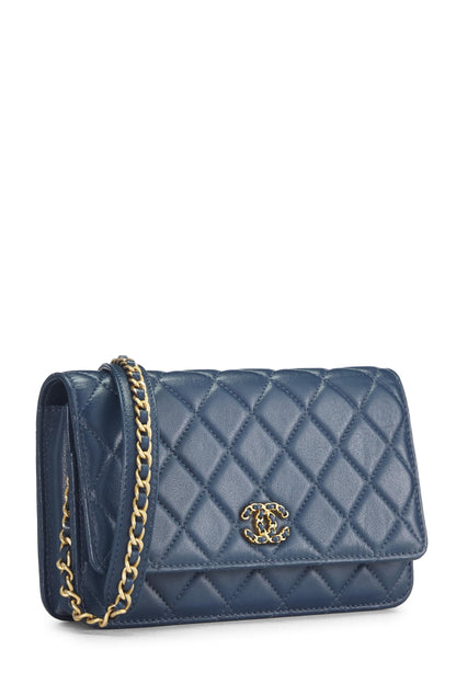 Chanel, Portefeuille Infinity en cuir d'agneau matelassé bleu sur chaîne d'occasion (WOC), bleu