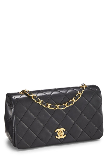 Chanel, Mini mini con solapa completa de piel de cordero acolchada en negro Pre-Loved, Negro