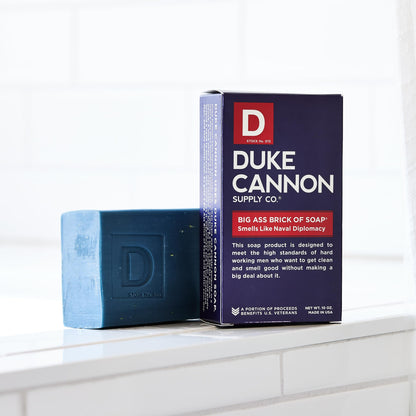 Savon en barre pour hommes Duke Cannon - 10 oz. Grande brique de savon américain de Duke Cannon - Naval Triumph