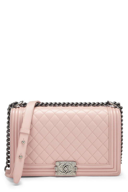 Chanel, sac Boy en cuir de veau matelassé rose d'occasion, grand modèle, rose