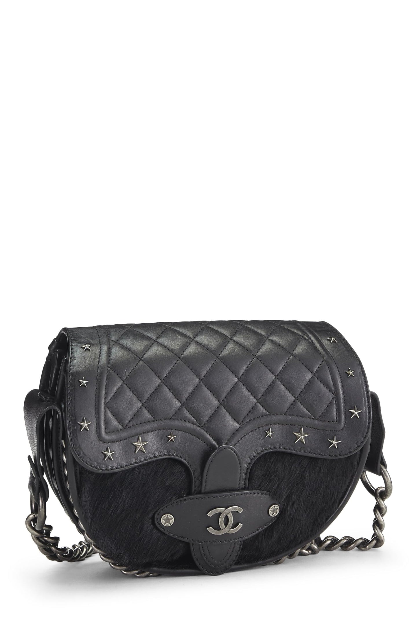 Chanel, Bolso Saddle de piel de becerro acolchado negro con tachuelas Pre-Loved Paris-Dallas, Negro