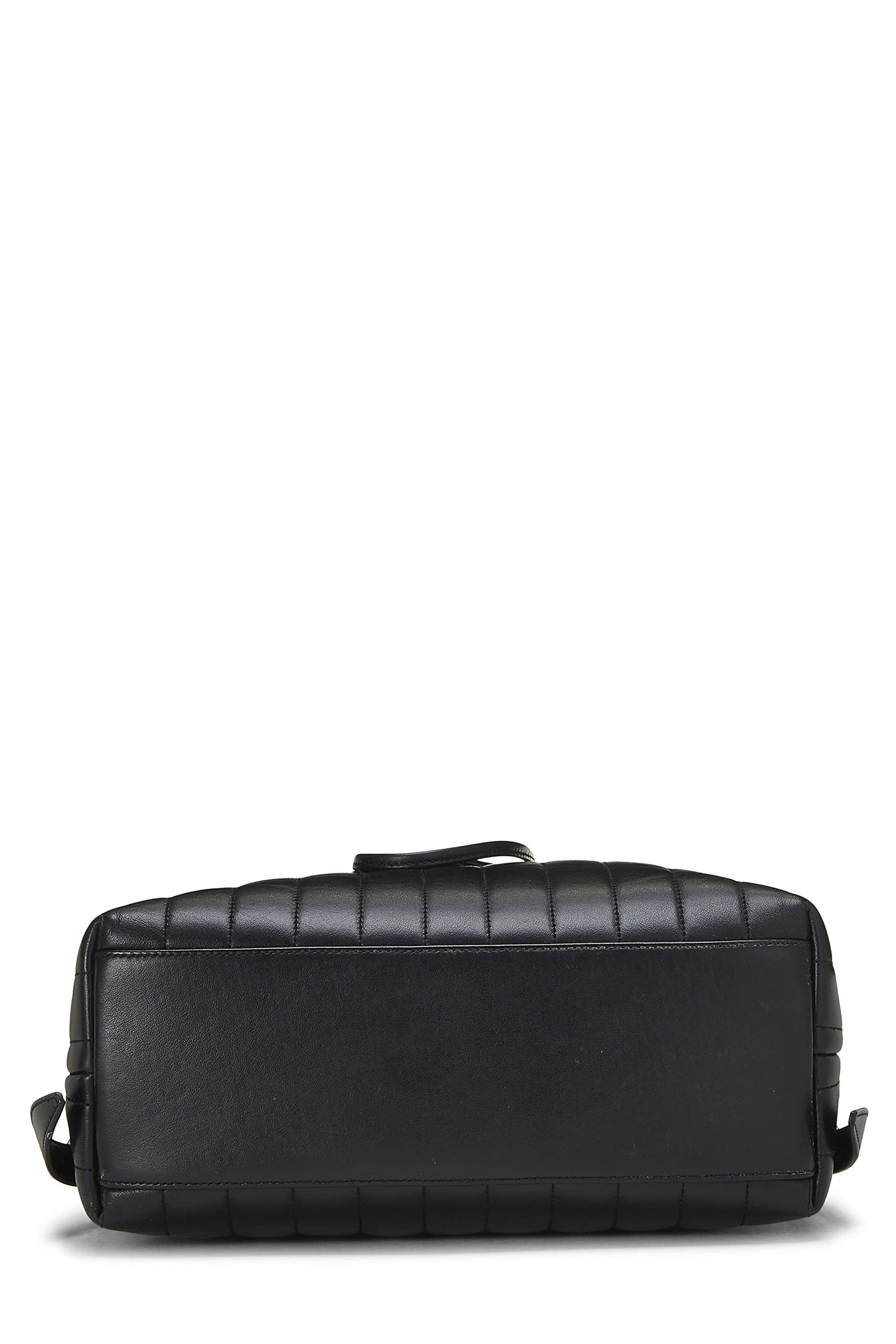 Yves Saint Laurent, sac à dos Loulou taille moyenne en cuir de veau noir monogrammé, noir