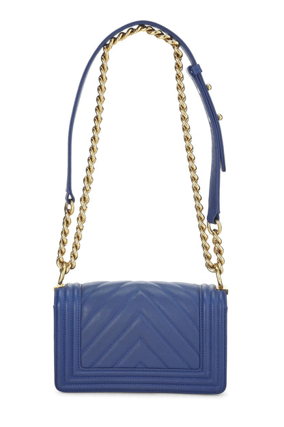 Chanel, petit sac Boy en cuir d'agneau bleu à chevrons d'occasion, bleu