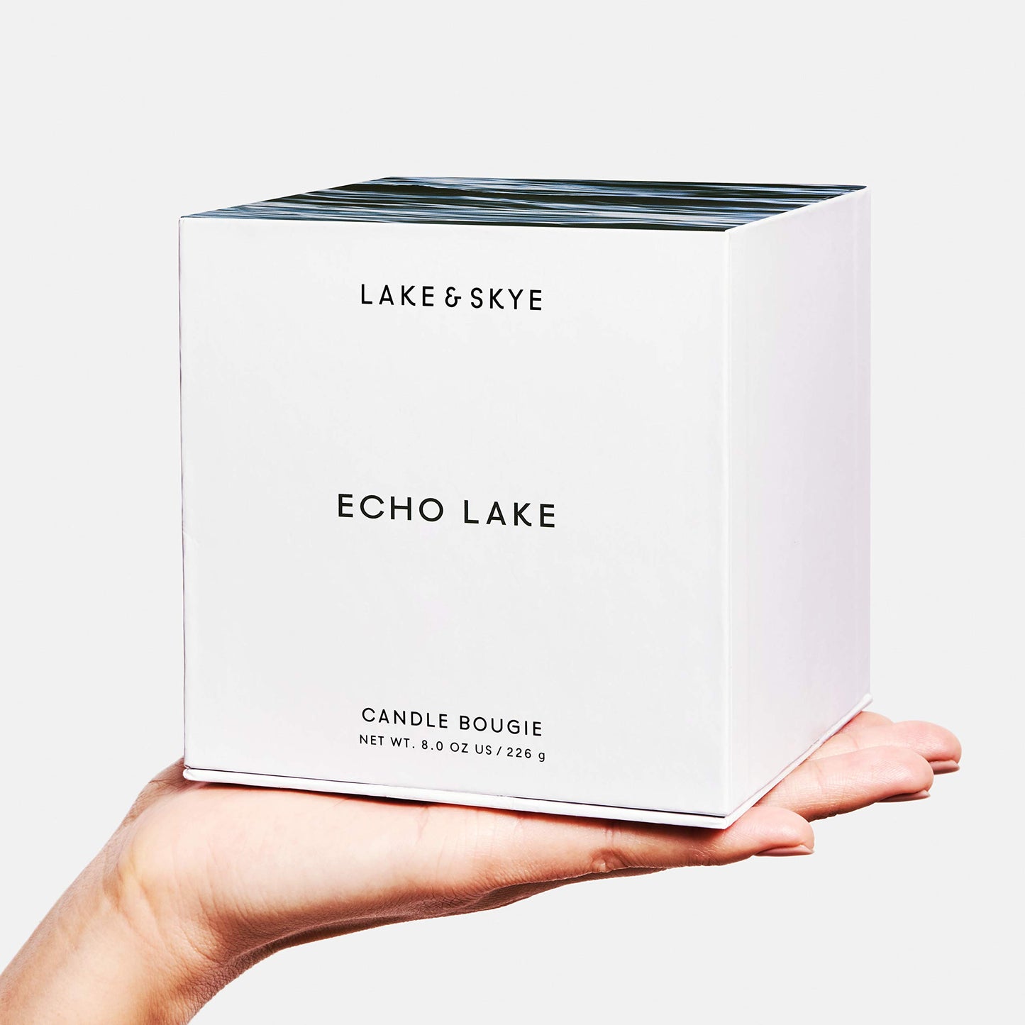 Bougie Echo Lake de Lake &amp; Skye - Collection de parfums végétaliens, base 100 % soja, sans cruauté (227 g), durée de combustion de 50 heures - Floral et boisé