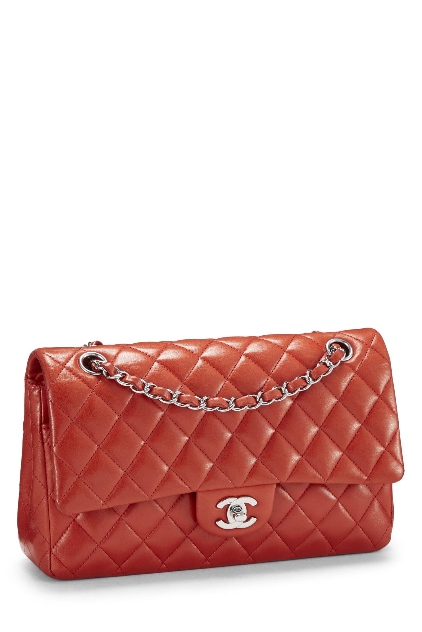 Chanel, sac à main classique à double rabat en cuir d'agneau matelassé rouge de taille moyenne, rouge