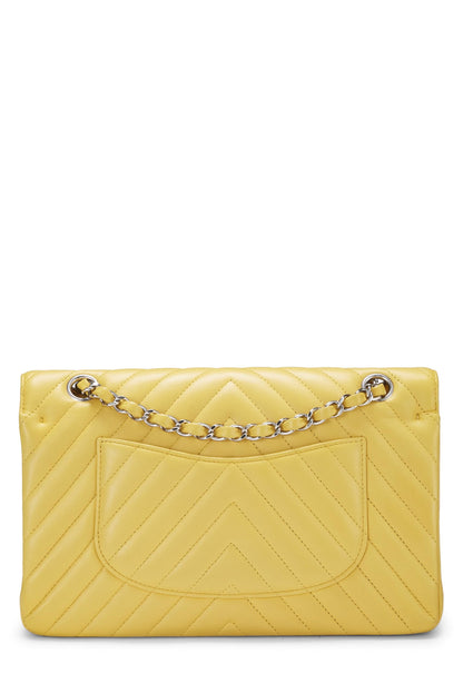 Chanel, sac à main classique à double rabat en cuir d'agneau à chevrons jaune d'occasion, taille M, jaune