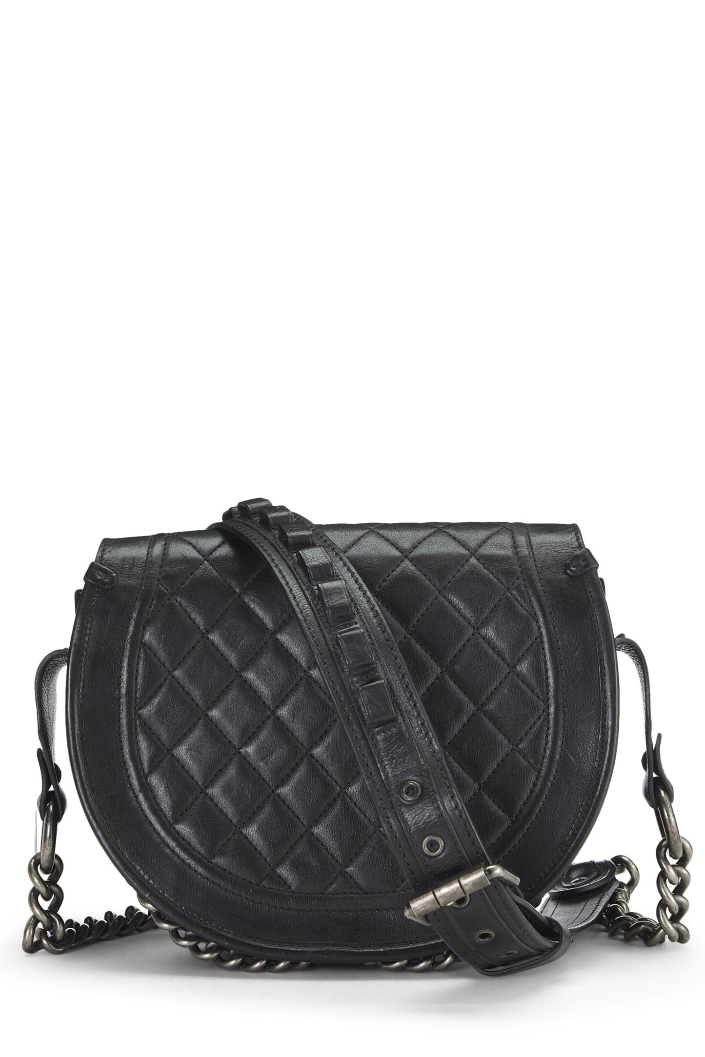 Chanel, Bolso Saddle de piel de becerro acolchado negro con tachuelas Pre-Loved Paris-Dallas, Negro