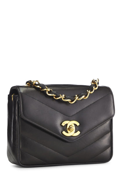 Chanel, Mini-sac enveloppe à rabat en cuir d'agneau à chevrons noir d'occasion, noir