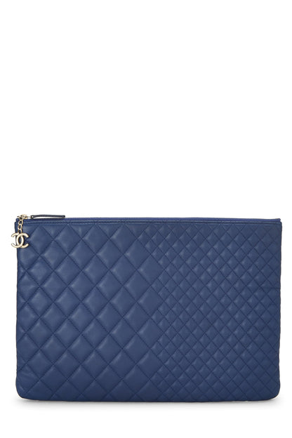 Chanel, pochette en cuir d'agneau matelassé bleu, grande taille, d'occasion