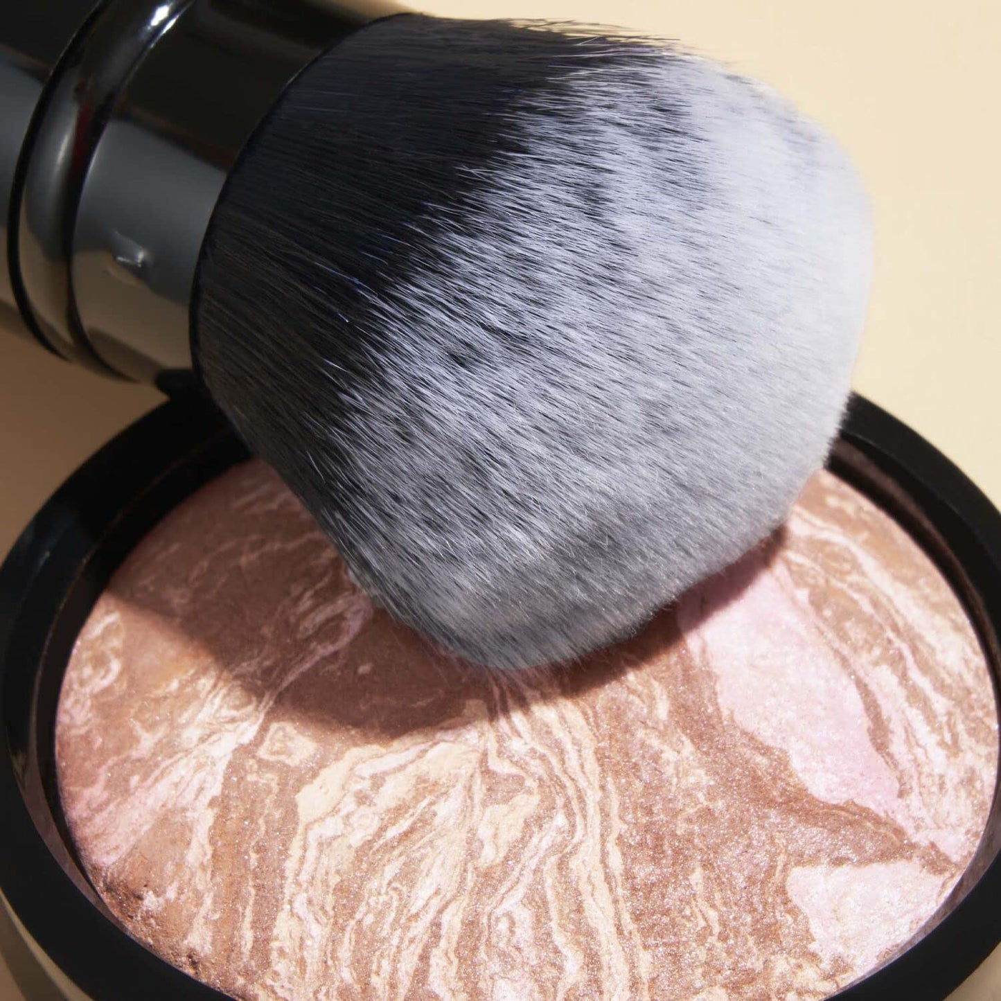 Polvo bronceador Baked Bronze-N-Brighten de LAURA GELLER NEW YORK Fair + Brocha Kabuki retráctil para aerógrafo