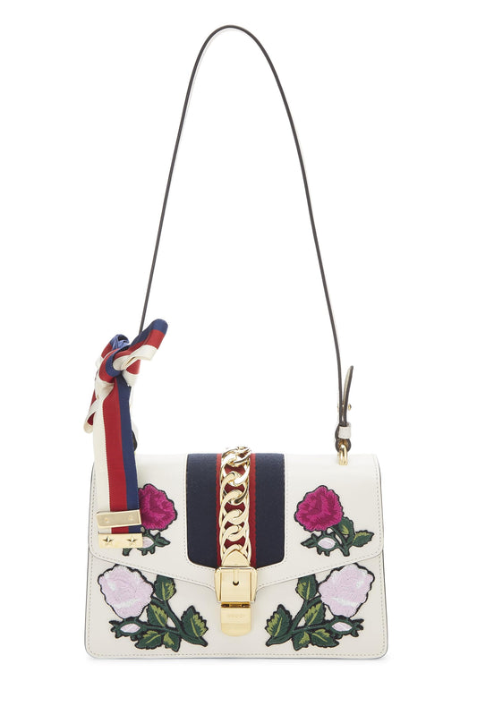 Gucci, sac à bandoulière Sylvie en cuir blanc brodé de fleurs, petit modèle, blanc