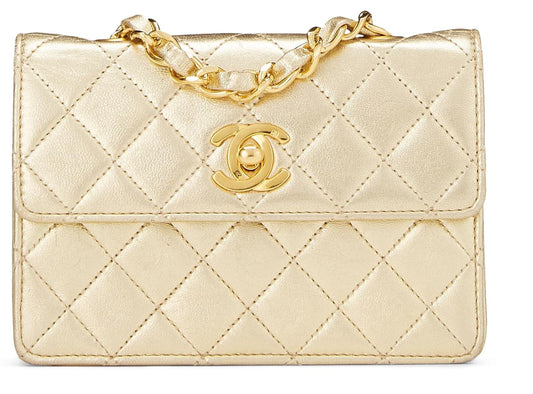 Chanel, Micro con media solapa acolchada de piel de cordero en oro metalizado Pre-Loved, Dorado