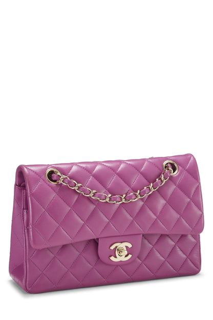 Chanel, Petit sac à rabat classique en cuir d'agneau matelassé violet d'occasion, violet