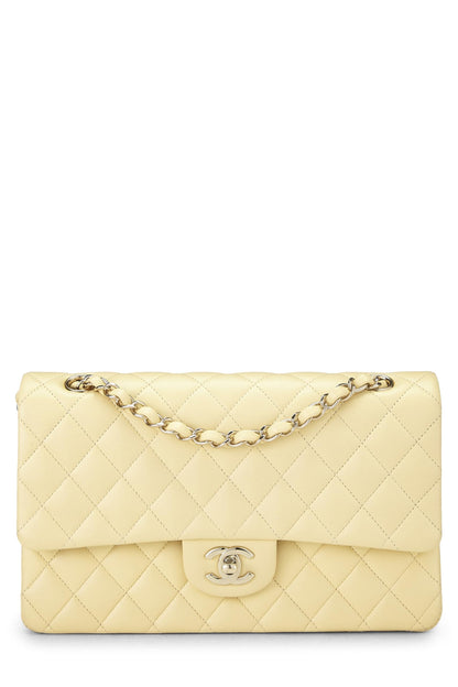 Chanel, sac à main classique à double rabat de taille moyenne en cuir de veau jaune d'occasion, jaune