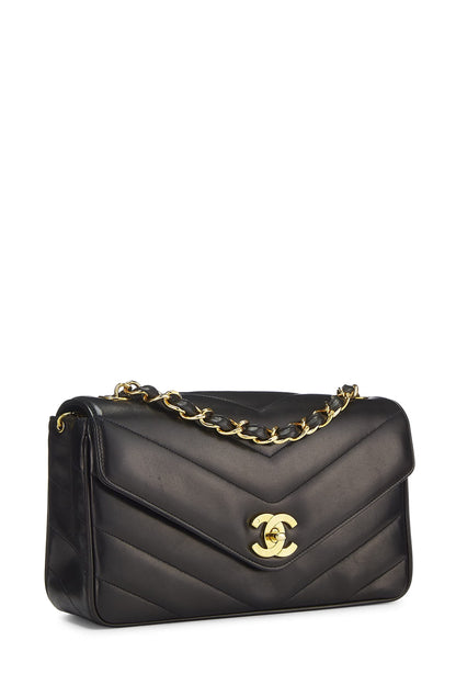 Chanel, enveloppe à rabat en cuir d'agneau noir à chevrons de taille moyenne, d'occasion, noir