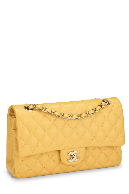 Chanel, sac à main matelassé jaune à double rabat classique de taille moyenne, jaune