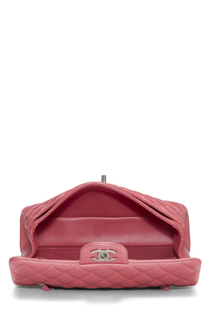 Chanel, Petit sac à rabat classique en cuir d'agneau matelassé rose d'occasion, rose