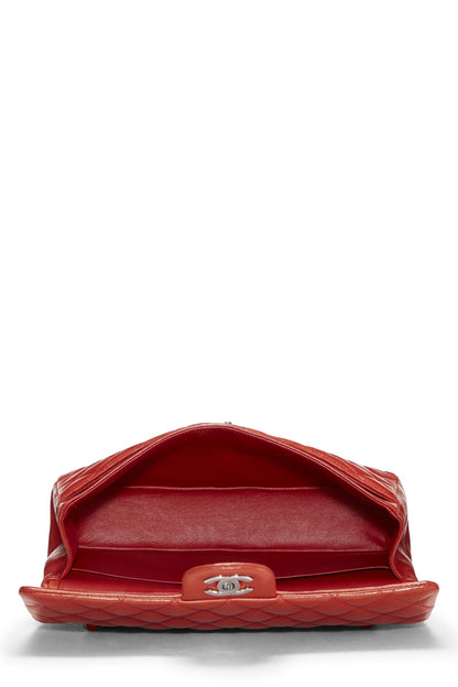 Chanel, sac à main classique à double rabat en cuir d'agneau matelassé rouge de taille moyenne, rouge