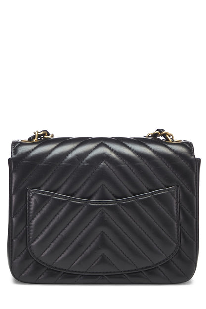 Chanel, Mini sac à rabat carré en cuir d'agneau à chevrons noir d'occasion, noir